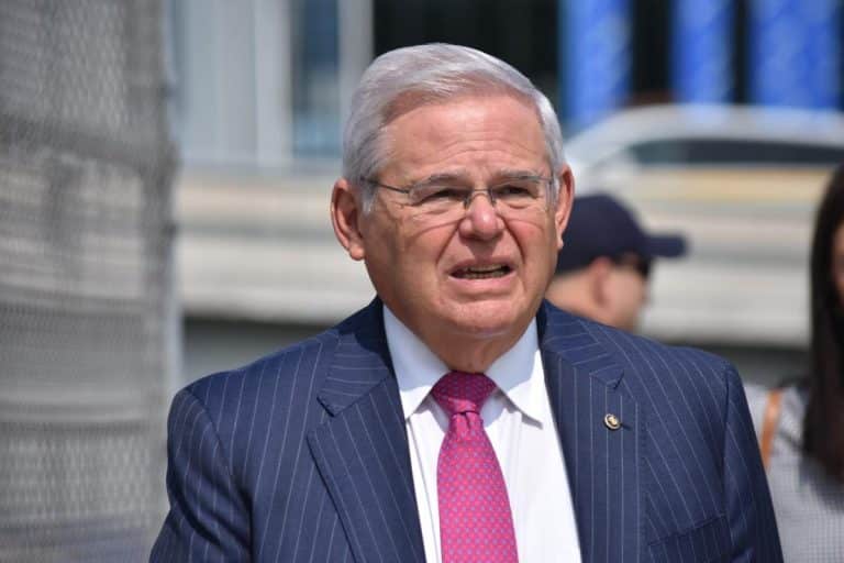 ALBANSKI LOBISTA BOB MENENDEZ OSUĐEN NA 11 GODINA ZATVORA: Došli mu glave pare, mercedesi, zlatne poluge…