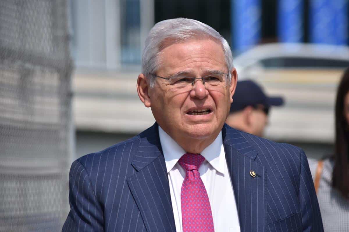 ALBANSKI LOBISTA BOB MENENDEZ OSUĐEN NA 11 GODINA ZATVORA: Došli mu glave pare, mercedesi, zlatne poluge…