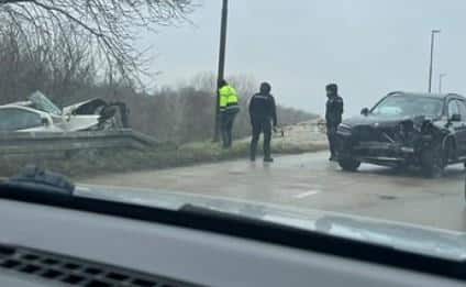 AUTOMOBILI POTPUNO SMRSKANI, ČOVEK PREMINUO U BOLNICI! Prve slike i jezivi detalji saobraćajne nesreće kod Pančeva – ČEONI SUDAR “fiata” i “BMW” (FOTO)