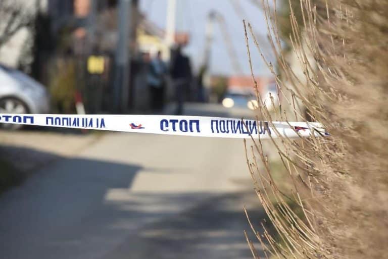 KURIR SAZNAJE! POZNAT UZROK SMRTI TINEJDŽERA IZ RAŠKE Dečak (16) i devojčica (14) pronađeni mrtvi u automobilu u garaži, poznato i ko je pozvao policiju
