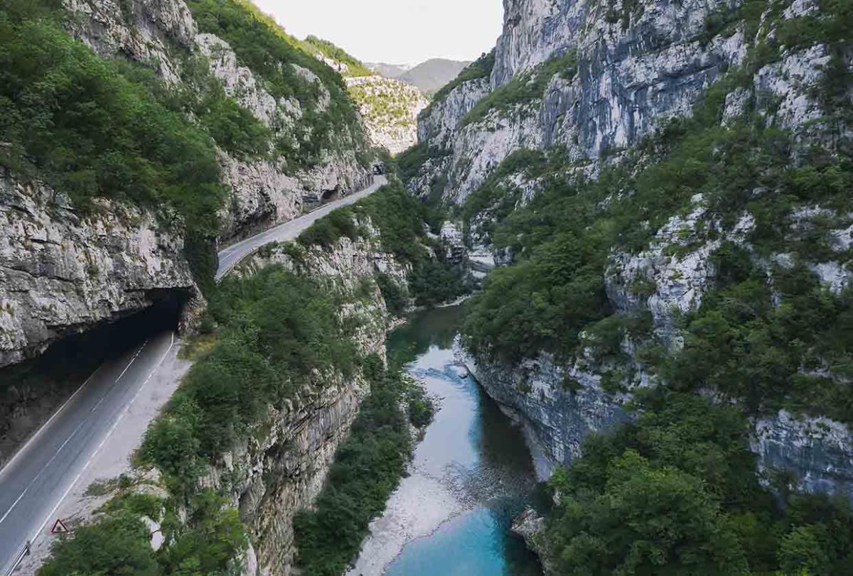 VOZAČ KAMIONA IZ SRBIJE SLETEO U KANJON DUBOČICE! Drama kod Pljevalja, očevidac opisao STRAŠNU SCENU: “Bio je parkiran, a onda…” ZA DLAKU IZBEGAO SMRT (FOTO)