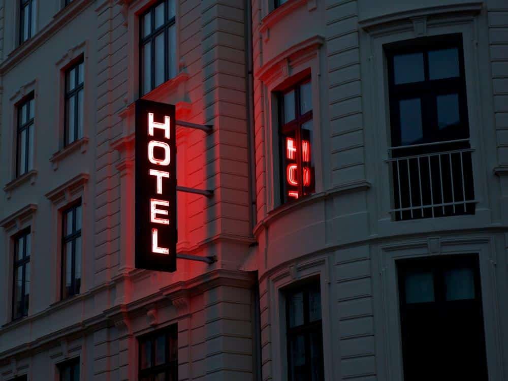 BIZNISMEN SE SREO SA MISTERIOZNOM ŽENOM U POZNATOM HOTELU U ZAGREBU Uskoro je otrčao u policiju jer je u sekundi ostao bez 200.000 evra
