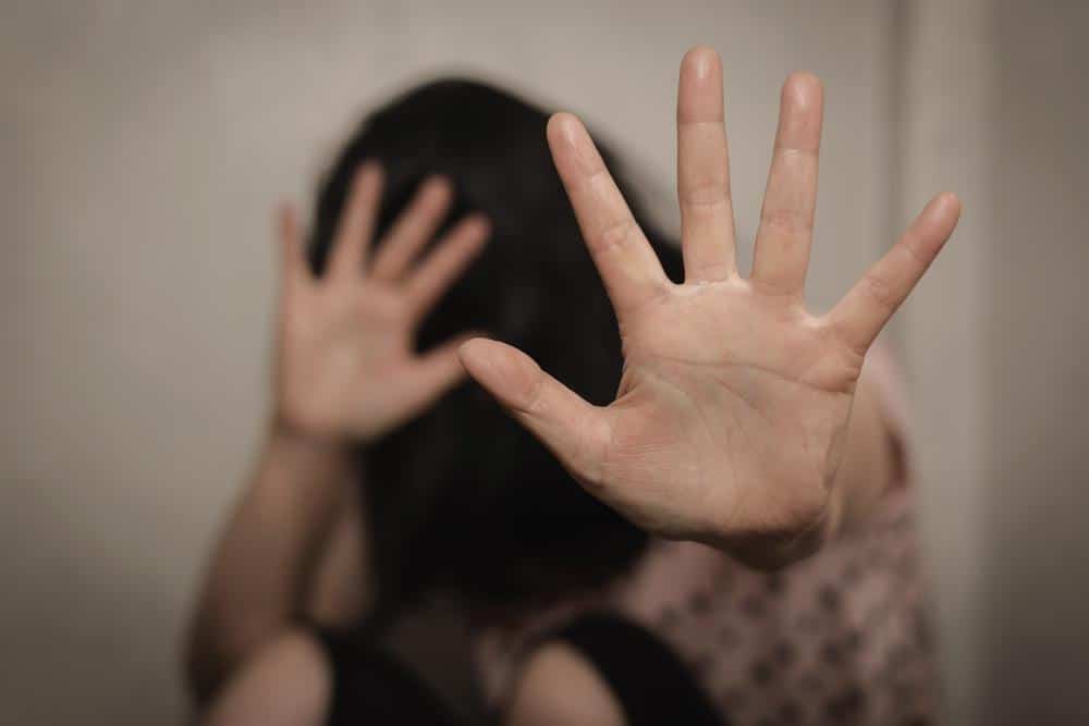 PRED MALOLETNOM DECOM TUKAO ŽENU! Zadao joj više udaraca u glavu! Optužen nasilnik koji je šamarao bivšu suprugu u Istočnom Sarajevu!