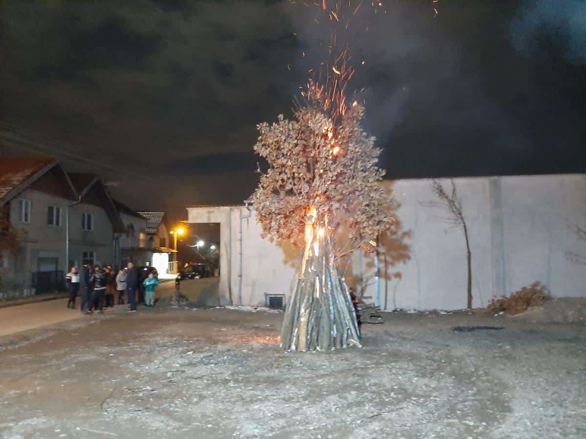 MEŠTANI GORNJE STRAŽAVE DOČEKUJU SRPSKU PRAVOSLAVNU GODINU! Namešten je badnjak, kuva se grejana rakija, a goste zabavlja bend Nenada Stojanovića Kebe (FOTO)
