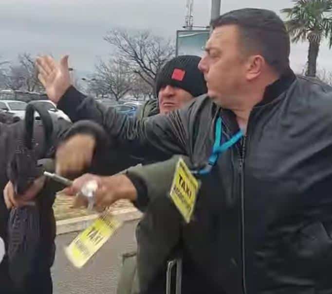 TAKSISTA MLATIO KOLEGU JER JE PONUDIO STRANCIMA JEFITINJU VOŽNJU: Haos na Badnji dan, prštalo na sve strane (VIDEO)