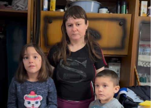 MALENI MAŠA I STEFAN S MAMOM ŽIVE TEŠKO, A NJIHOVA SKROMNOST DIRNULA JE SRBIJU: Vršnjaci maštaju o telefonima, plejstejšnima, a oni su ovoga željni… (video)
