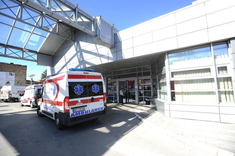 KCV: Pacijenti teško povređeni u padu nadstrešnice na Železničkoj stanici u Novom Sadu u stabilnom stanju