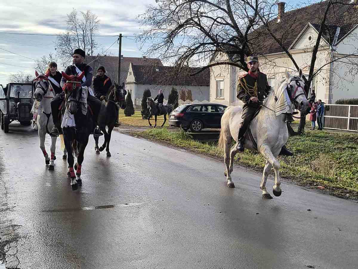 “TERANJE BOŽIĆA” U MARTINCIMA: Tradicija koja se poštuje i danas, vijanje Božića okuplja konjanike iz svih delova Srema
