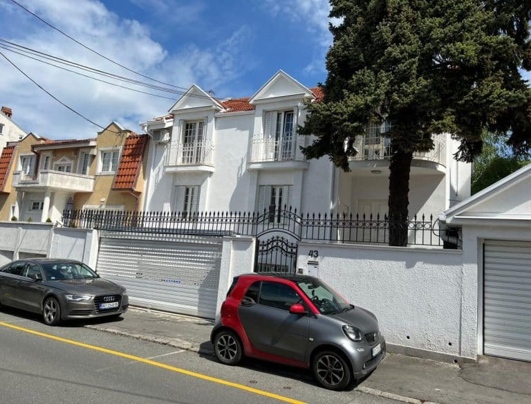 “IMAMO 2 KUĆE U BEOGRADU I ON ĆE NASLEDITI JEDNO” Rijaliti učesniku pripada ogromno bogatstvo i vila s bazenom – zavirite u čist luksuz (FOTO)