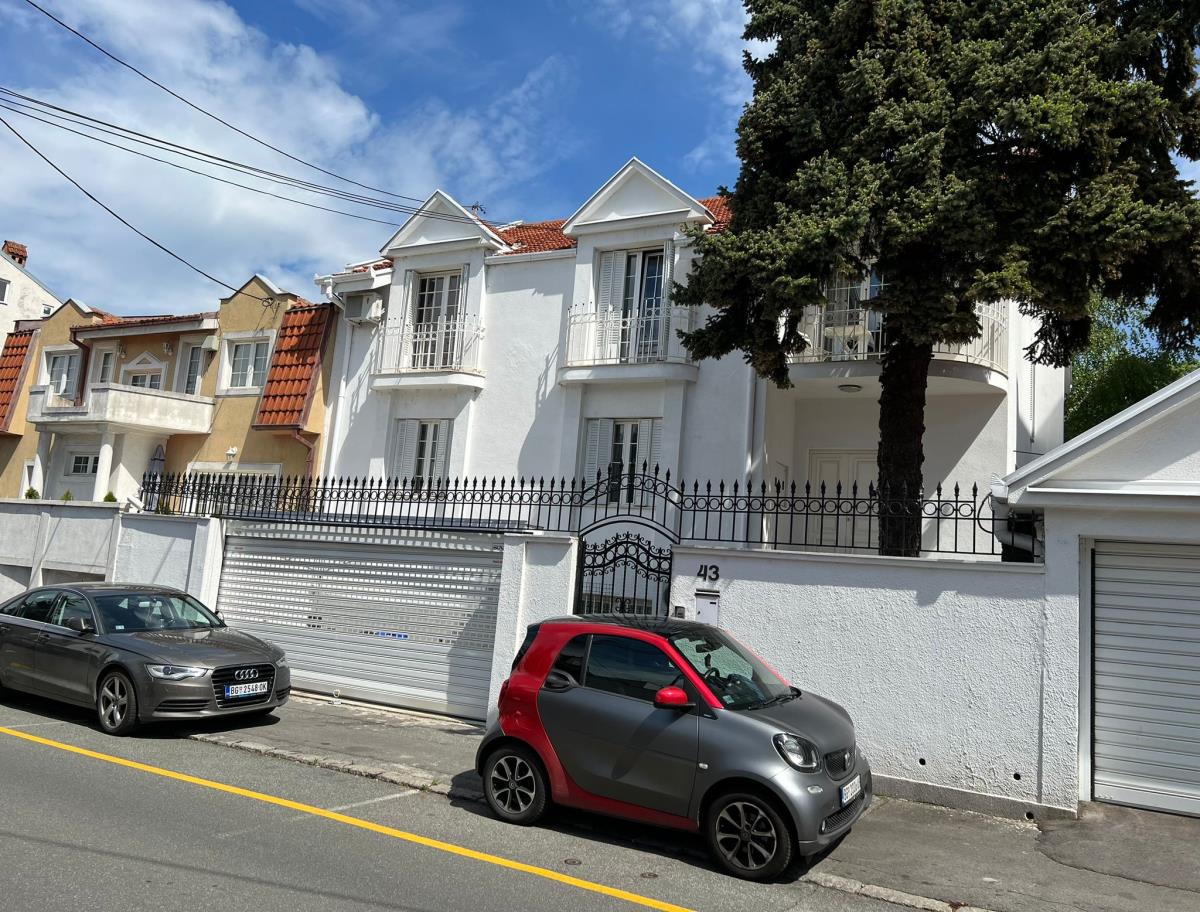 “IMAMO 2 KUĆE U BEOGRADU I ON ĆE NASLEDITI JEDNO” Rijaliti učesniku pripada ogromno bogatstvo i vila s bazenom – zavirite u čist luksuz (FOTO)