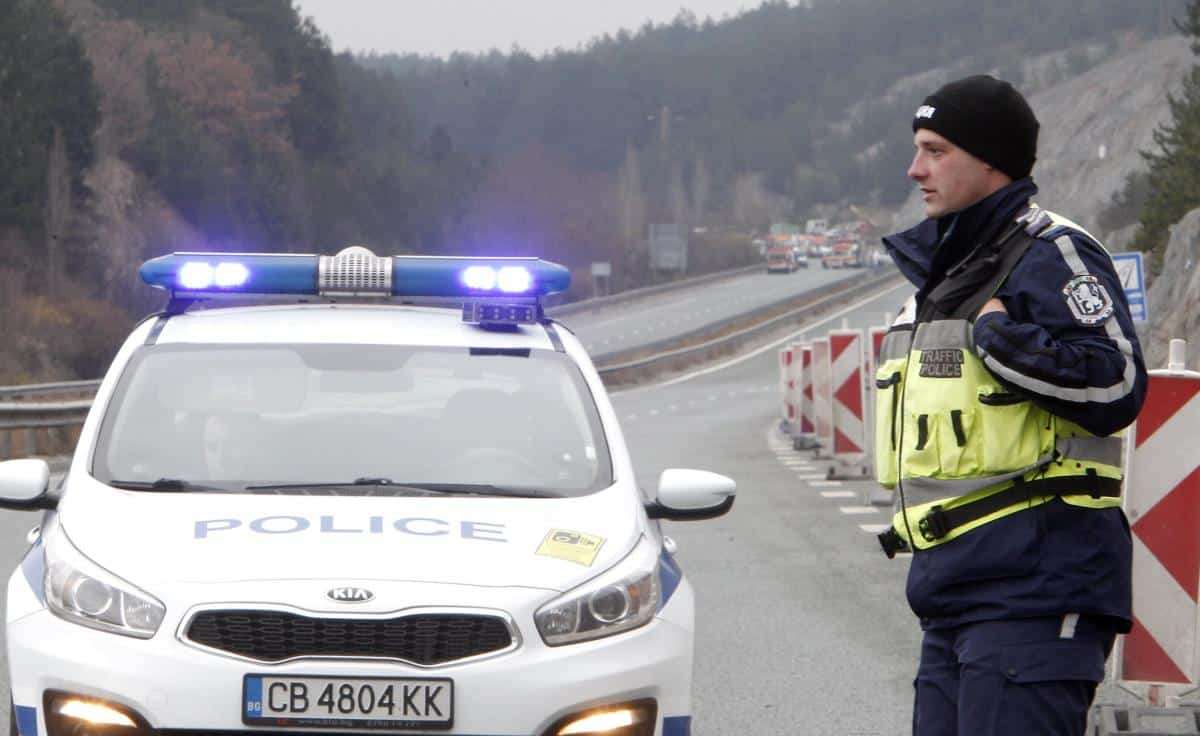 MLADIĆ (19) IZ RADOVIŠA BEŽAO OD POLICIJE, PA SE ZAKUCAO ISPRED TUNELA: Kad su se otvorila vrata od “golfa”, usledio je ŠOK! Iz auta su izašli Nepalci i Indijci