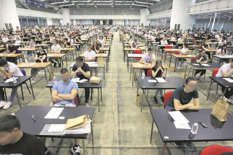 POGUBNE POSLEDICE Studenti i đaci jedini žrtvuju – nastavu, moguće i celu školsku godinu, upis u školu i na fakultet, mesto u domu, školarinu…