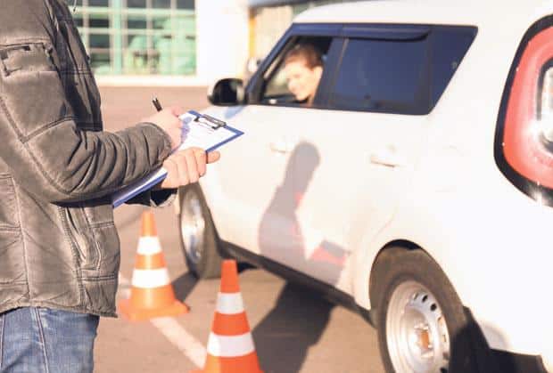 UŽAS U OGULINU! Maloletnica (17) vozilom auto-škole pokosila pešaka!