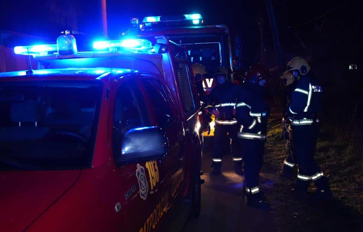 PRVE SLIKE NAKON PREVRTANJA CISTERNE SUMPORNE KISELINE U VRČINU: Blokiran čitav rejon, ali nema opasnosti po građane! Evo koji su sledeći koraci (FOTO)