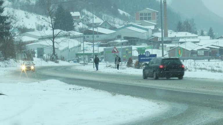 Putevi prohodni! AMSS: Očekuje se veći broj vozila na prilazima gradova, teretnjaci na Batrovcima čekaju sat vremena