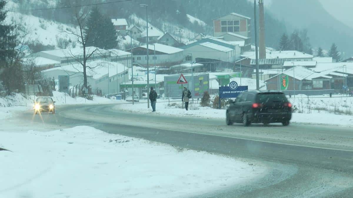 Putevi prohodni! AMSS: Očekuje se veći broj vozila na prilazima gradova, teretnjaci na Batrovcima čekaju sat vremena