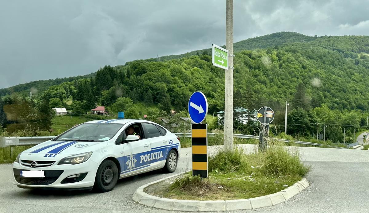 PRIŠLI MU U CENTRU GRADA I TRAŽILI NOVAC, A ZATIM I PRETUKLI: Brzom akcijom policije uhapšeni osumnjičeni za razbojništvo u Podgorici