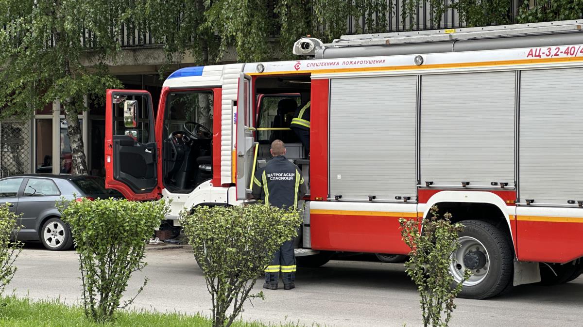 ZAPALIO SE AUTOMOBIL U POKRETU U KRAGUJEVCU: Vozač izleteo, kola izgorela, vatrogasci brzo stigli
