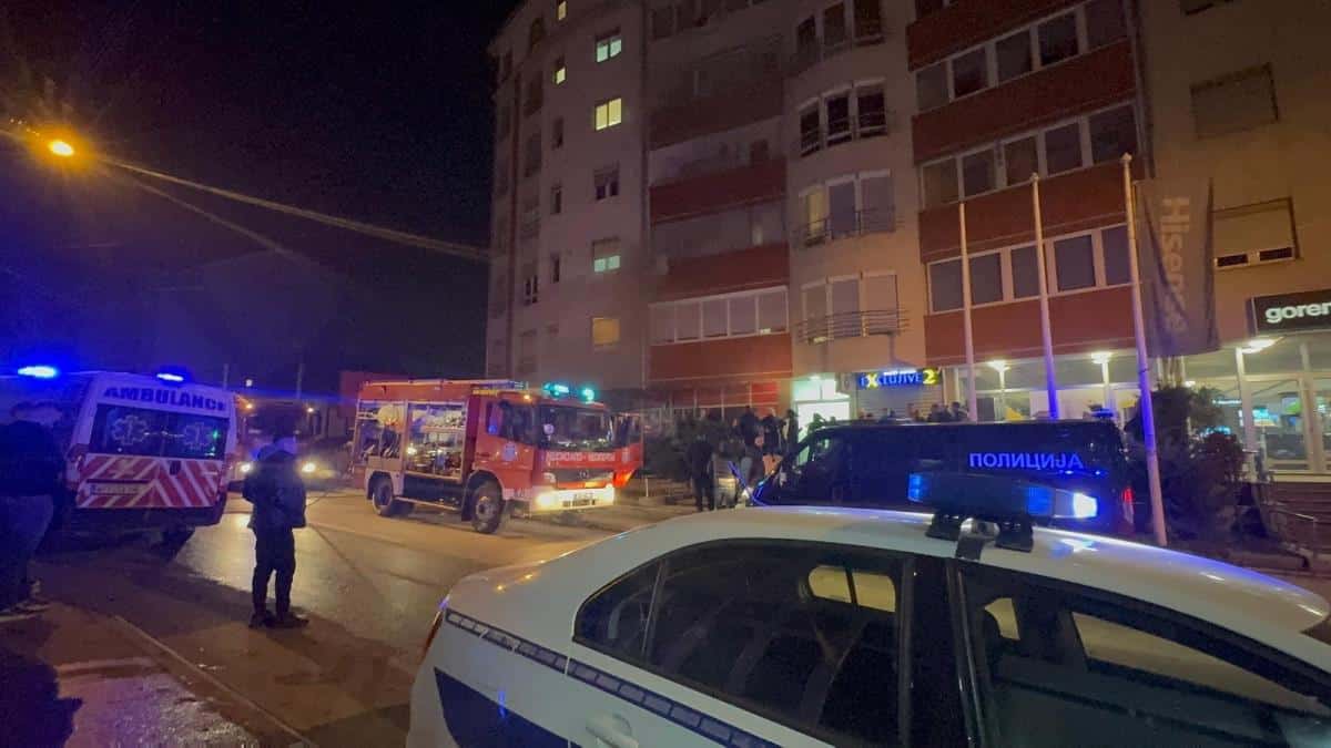 DRAMA U NOVOM PAZARU! Izbio požar u stambenoj zgradi, stanari evakuisani: “Čuli smo sirene i samo su nam rekli da izađemo napolje” (FOTO)