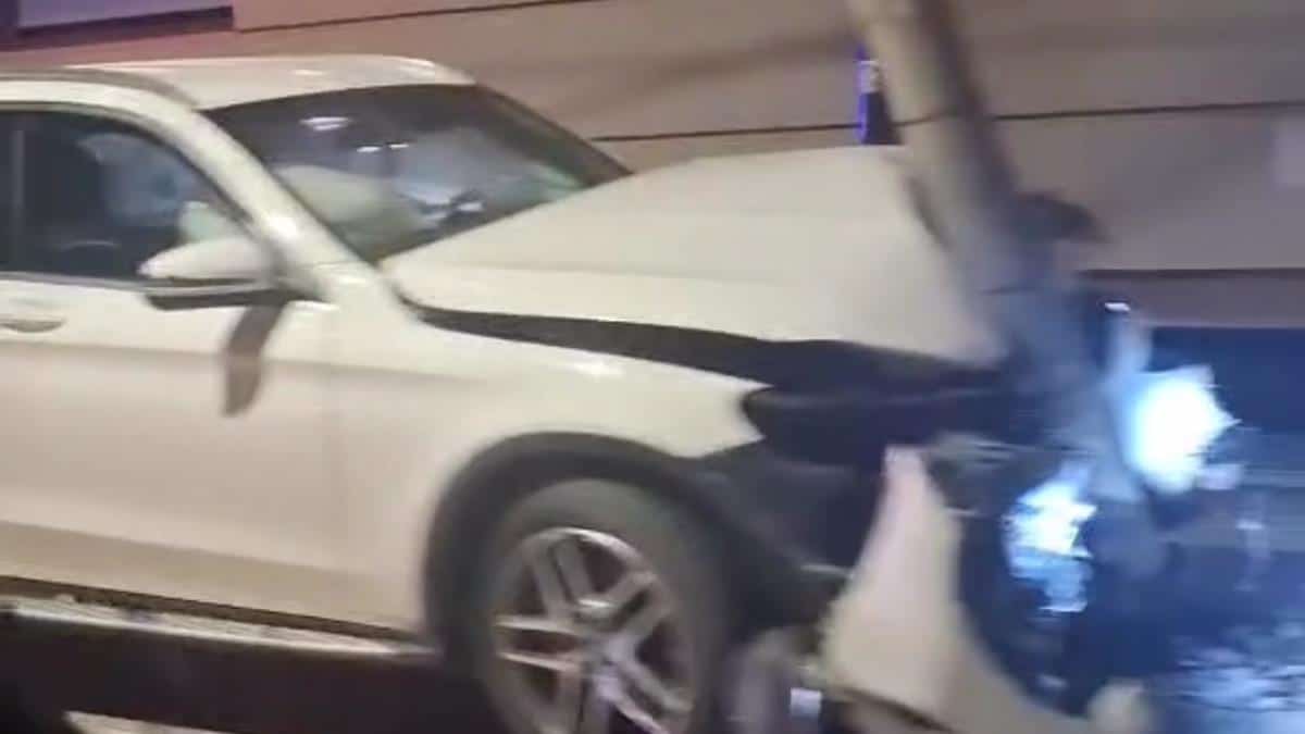 MEČKOM PRAVO U STUB: Luksuzni auto skršen u saobraćajki u Čačku (FOTO, VIDEO)
