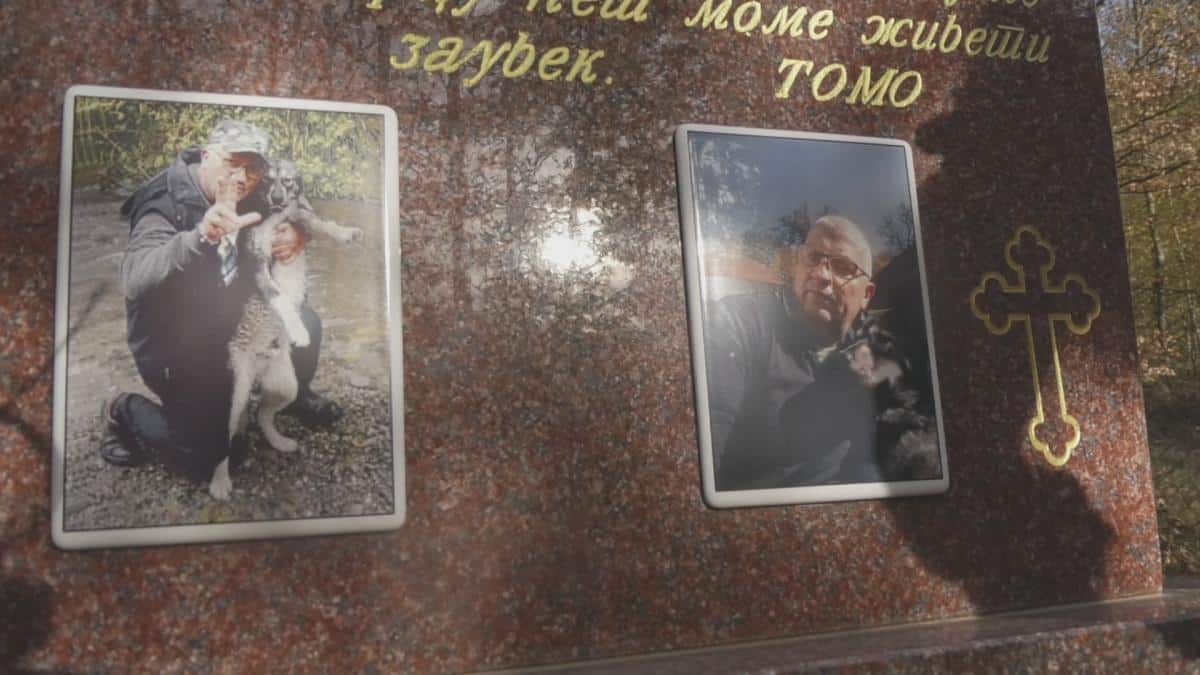 NESVAKIDAŠNJE U IVANJICI, TOMO SEBI I SVOM VUKIJU PODIGAO NADGROBNI SPOMENIK: Potresna i nesvakidašnja priča o prijateljstvu čoveka i psa (FOTO)