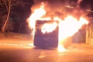 DRAMA U SREMSKOJ KAMENICI, VATRA PROGUTALA GRADSKI AUTOBUS: Vozač pokušao da ugasi plamen PP aparatom, ali NIJE USPEO! Vozilo u potpunosti izgorelo VIDEO, FOTO
