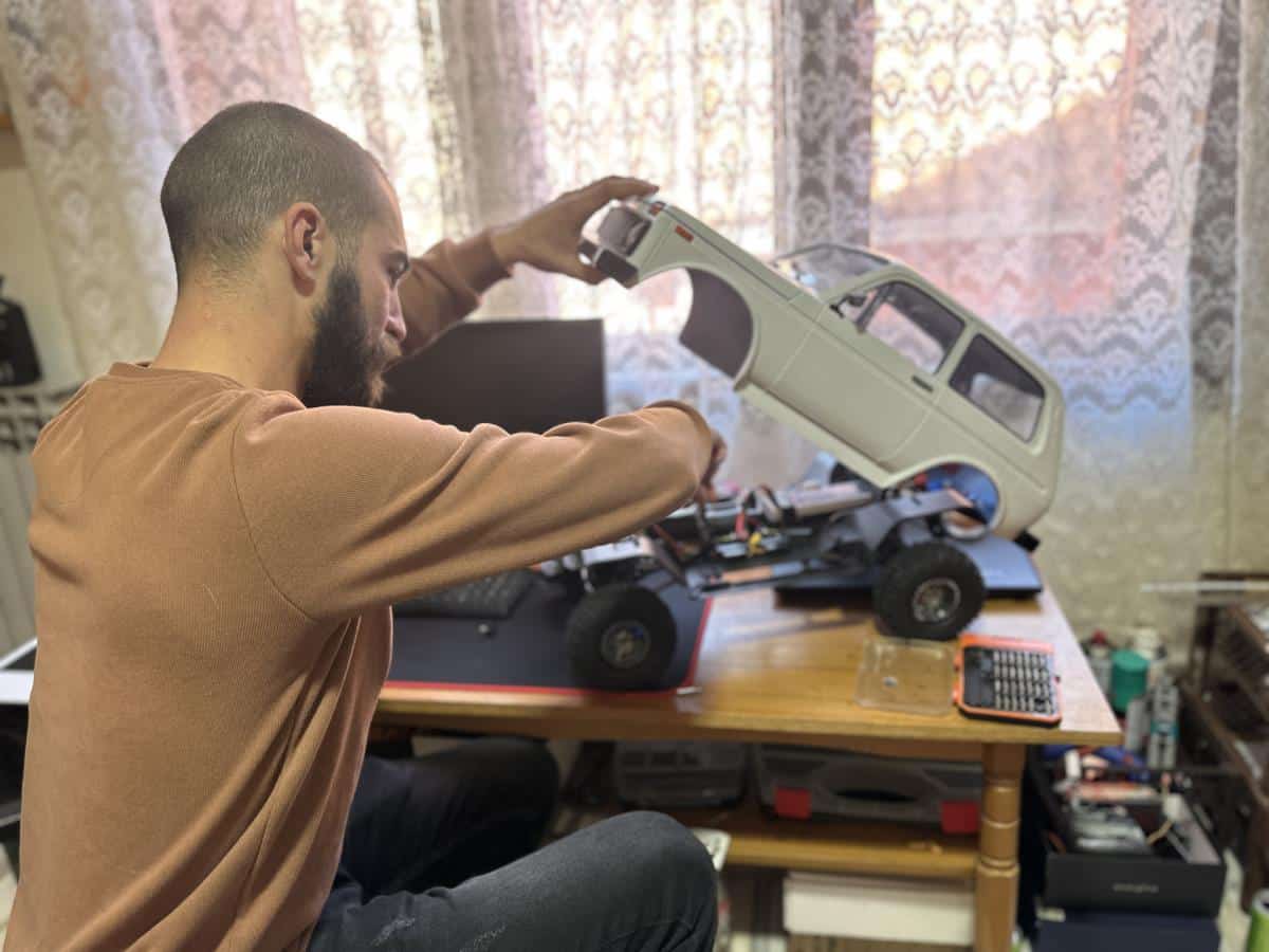 RADIO 15 DANA I NAPRAVIO PRAVO REMEK-DELO: Savo je samouki maketar, a sad je izradio čuveni automobil, svi oduševljeni (foto)