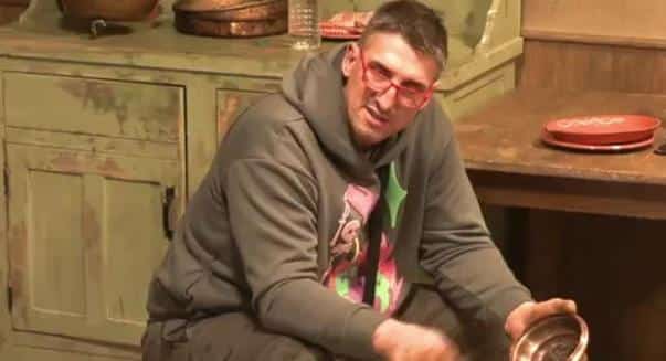 “ISFEMINIZIRAN JE, POKUŠAVA DA DOKAŽE DA NIJE GEJ” Kristijan Golubović ocenio ponašanje Bože Džonsa: Pravi ga majmunom, žao mi ga je!