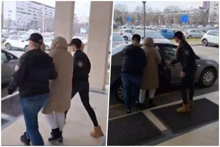 POGLEDAJTE KAKO JE SPROVEDENA BIVŠA DIREKTORKA KOMORE MEDICINSKIH SESTARA: U pratnji UKP, s lisicama na rukama i kapuljačom na glavi, pravo u auto (VIDEO)