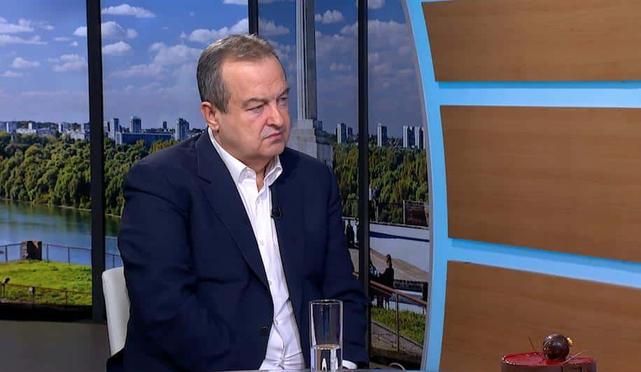TRI OSOBE IZVUČENE, AKCIJA TRAJE: Ministar Dačić na licu mesta – prati spasavanje iz obrušene zemlje kod Lazarevca