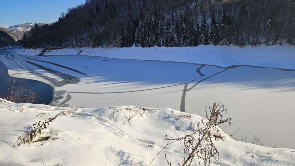 NESTVARNE SLIKE JEZERA U SRBIJI: Temperatura pala ispod 20 stepeni, sve pod debelim ledom (foto)