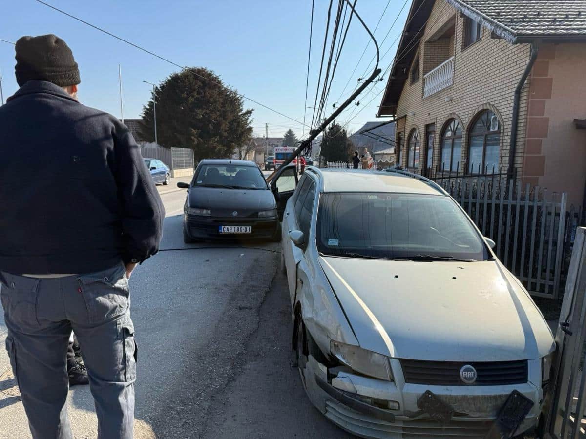 OD UDARCA SE ISKRIVILA BANDERA: Silovit sudar dva automobila u Čačku (FOTO)