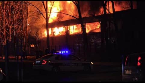 UGAŠEN VELIKI POŽAR U NAPUŠTENOJ HALI U NOVOM SADU: Tokom noći odjekivale detonacije