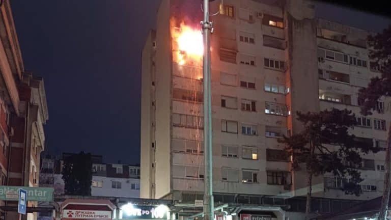 STRAŠAN POŽAR IZBIO U STANU U KRALJEVU, A SUMNJA SE DA JE PUNJAČ UZROK: Efikasnom akcijom vatrogasaca sprečeno širenje vatrene stihije na 7. sprat (FOTO)