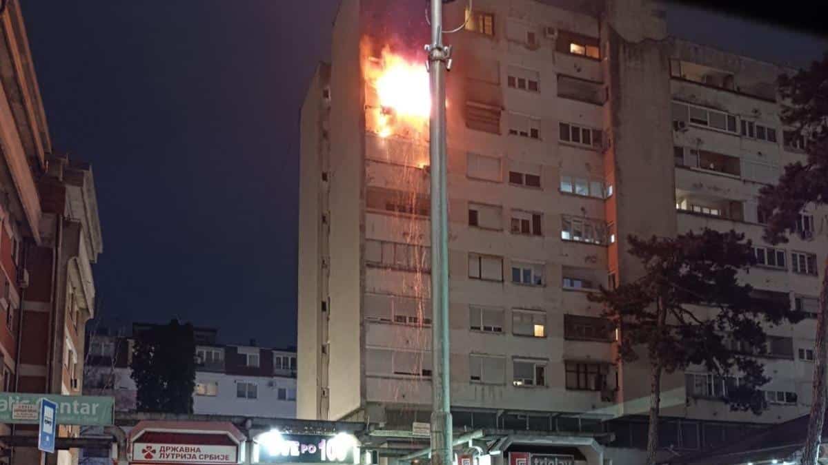 STRAŠAN POŽAR IZBIO U STANU U KRALJEVU, A SUMNJA SE DA JE PUNJAČ UZROK: Efikasnom akcijom vatrogasaca sprečeno širenje vatrene stihije na 7. sprat (FOTO)