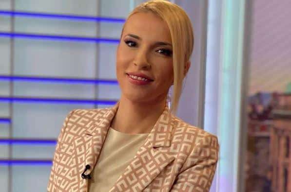“MALO KUĆNOG VASPITANJA!” Irinu Vukotić napali zbog odevne kombinacije na poslu, ona pokušala da smiri situaciju, a onda im žustro odbrusila!