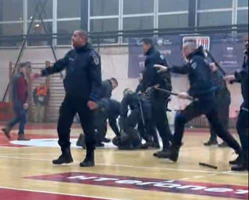 HAOS U MOSTARU: Gradski derbi prekinut pošto su navijači Zrinjskog uleteli na teren i prebili igrače Veleža
