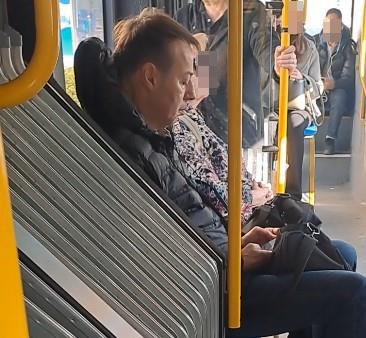 PAPARACO! NAŠ PEVAČ KAO SAV NORMALAN SVET: Vozi se gradskim prevozom, a svi gledaju u njega! Evo o kome se radi