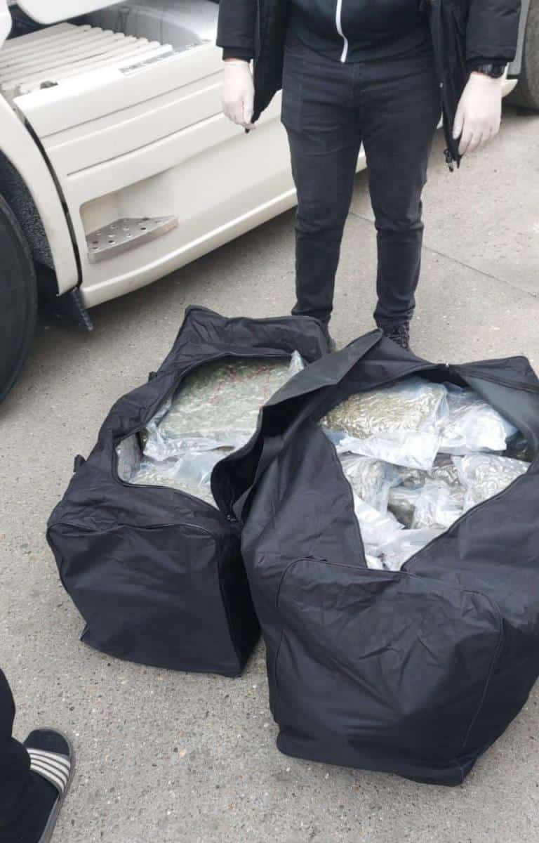 PRVE FOTOGRAFIJE ZAPLENE 40 KILA MARIHUANE U BEOGRADU! Dačić otkrio detalje “sačekuše” na pumpi: pregledali kamion, unutra NEMA ŠTA NEMA – hašiš, evri, telefoni