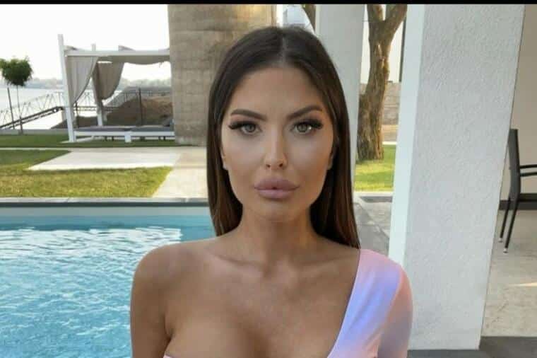 POSLE RAZVODA OD PEVAČA VODITELJKA POZIRA BEZ DONJEG VEŠA! Ana u nikad slobodnije izdanju: Umalo pokazala sve! (FOTO)