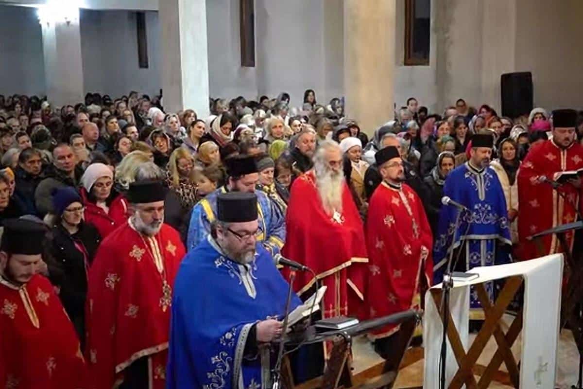 Svečano ispraćene mošti vrača Kozme i Damjana: Vernici satima čekali da celivaju svetinju! Bajina bašta ne pamti ovakav događaj! FOTO