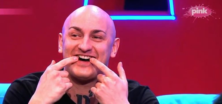 DESINGERICA UGRADIO DVA ZLATNA ZUBA! Kontorverzni reper pokazao novo izdanje i frapirao, OVA PEVAČICA  mu gurnula prst u usta: Svi u studiju ŠOKIRANI