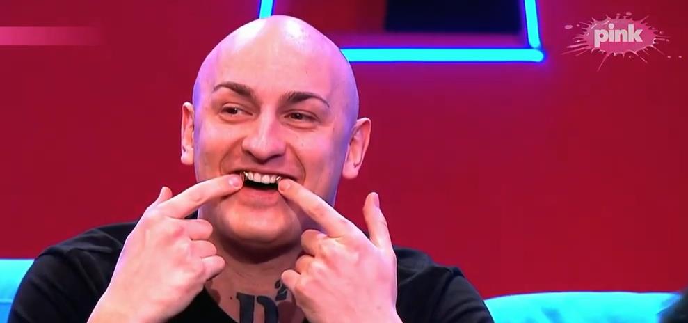 DESINGERICA UGRADIO DVA ZLATNA ZUBA! Kontorverzni reper pokazao novo izdanje i frapirao, OVA PEVAČICA  mu gurnula prst u usta: Svi u studiju ŠOKIRANI