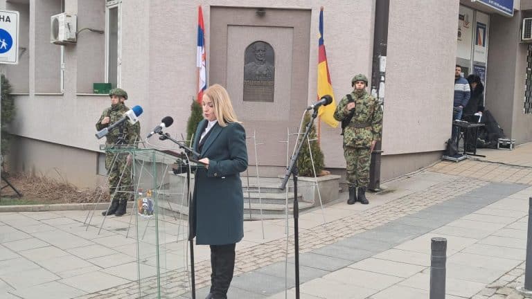DAN DRŽAVNOSTI OBELEŽEN U VRANJU Predsednica Skupštine grada Zorica Jović: Bio je to nezaustavljiv pokret za promenu državnog i civilizacijskog nasleđa (FOTO)