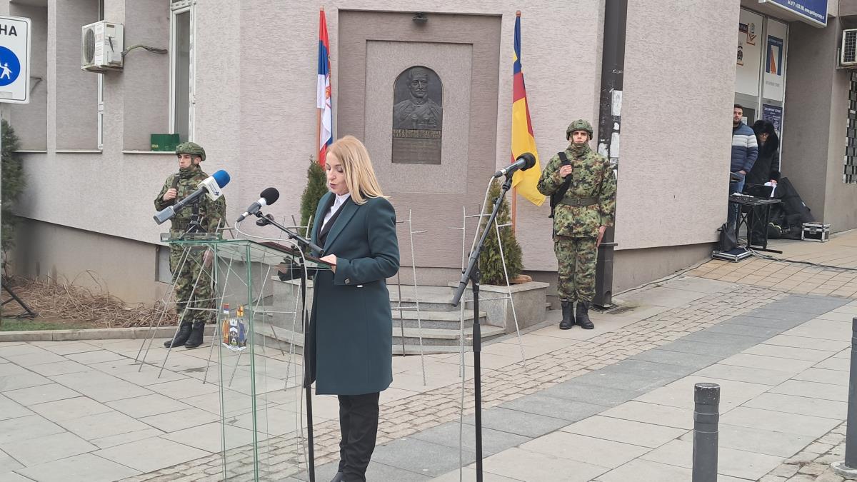 DAN DRŽAVNOSTI OBELEŽEN U VRANJU Predsednica Skupštine grada Zorica Jović: Bio je to nezaustavljiv pokret za promenu državnog i civilizacijskog nasleđa (FOTO)