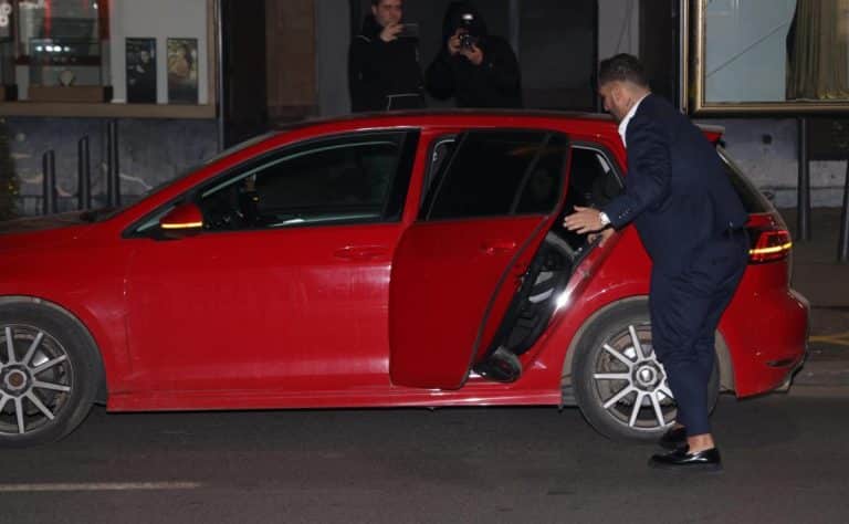 UHVATILI SMO DARKA LAZIĆA USRED NOĆI! Dok ga je žena s ćerkom čekala u centru grada, evo šta je on radio! (PAPARACO)