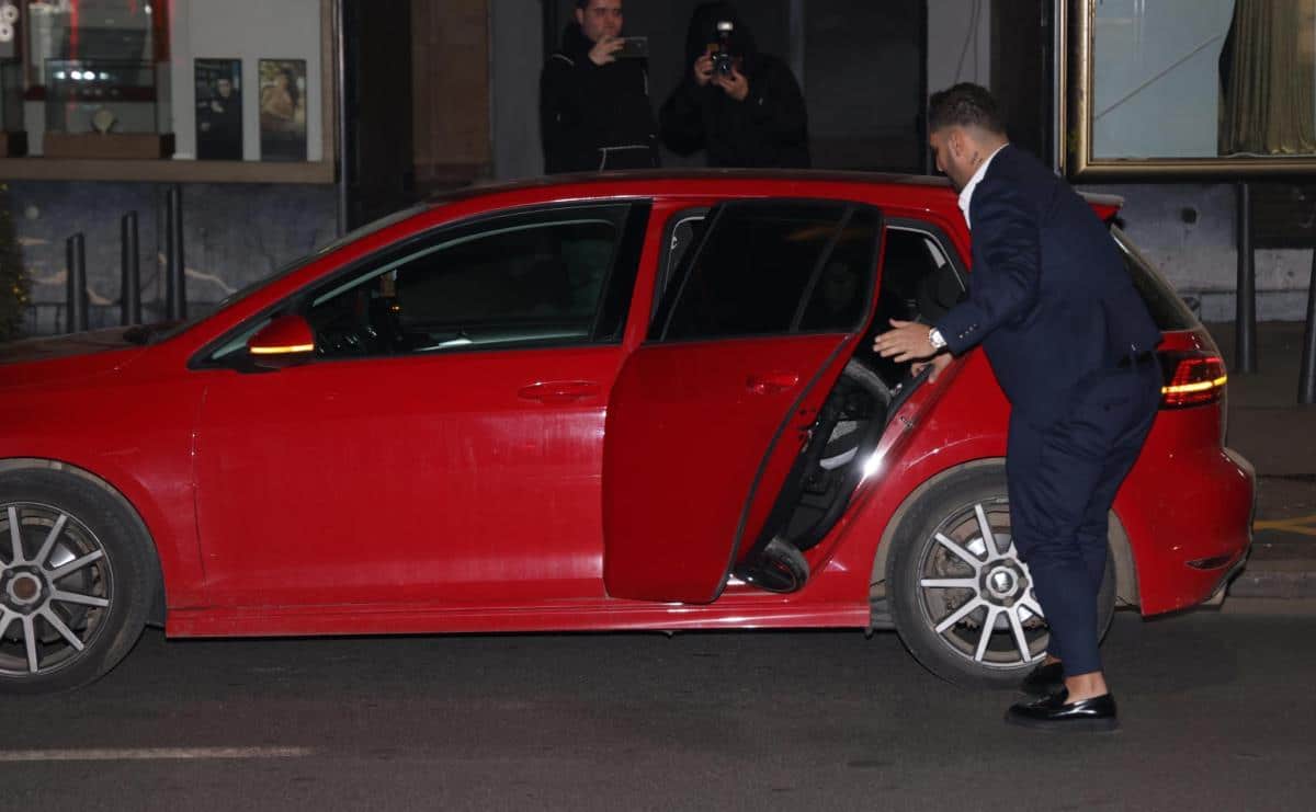 UHVATILI SMO DARKA LAZIĆA USRED NOĆI! Dok ga je žena s ćerkom čekala u centru grada, evo šta je on radio! (PAPARACO)