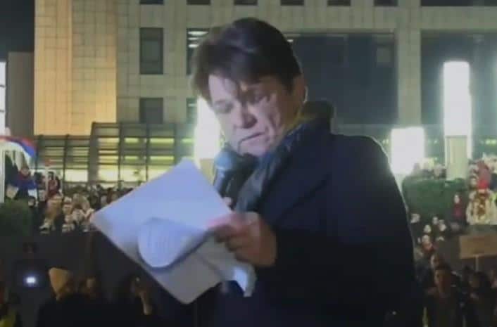 “NEĆU DA VAM DRŽIM GOVORE” – I ONDA ODRŽA GOVOR: Snimak govora Dragana Bjelogrlića, svi se pitaju gde je zapelo i da li je pod dejstvom nečega (VIDEO)