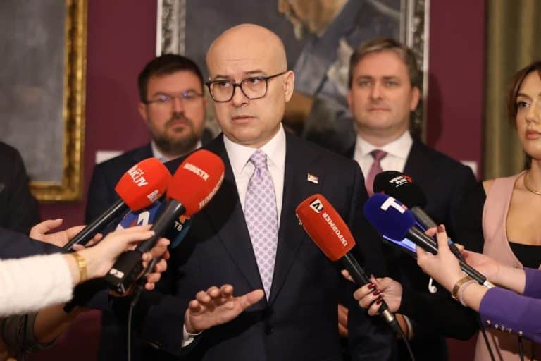 “Ozbiljno je ugrožena školska godina, zabrinut sam” Vučević: Više niko nije siguran kako će sa nadoknaditi gradivo