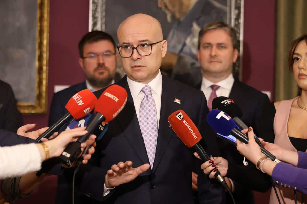 “Ozbiljno je ugrožena školska godina, zabrinut sam” Vučević: Više niko nije siguran kako će sa nadoknaditi gradivo